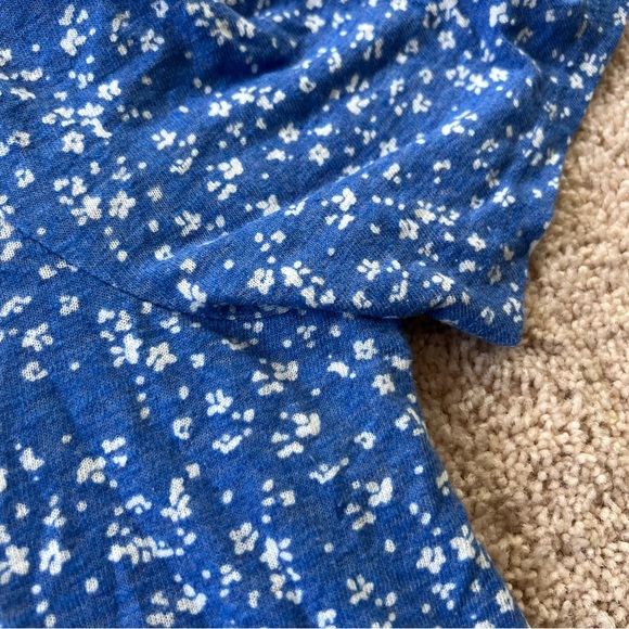 Banana Republic | Blue + White Floral Print Crewneck Flutter Sleeve Blouse Shirt - Picture 2 of 5